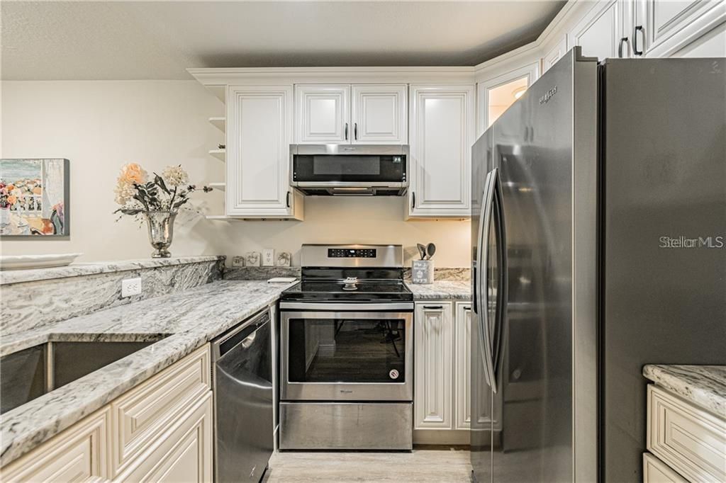 For Rent: $1,900 (2 beds, 1 baths, 818 Square Feet)