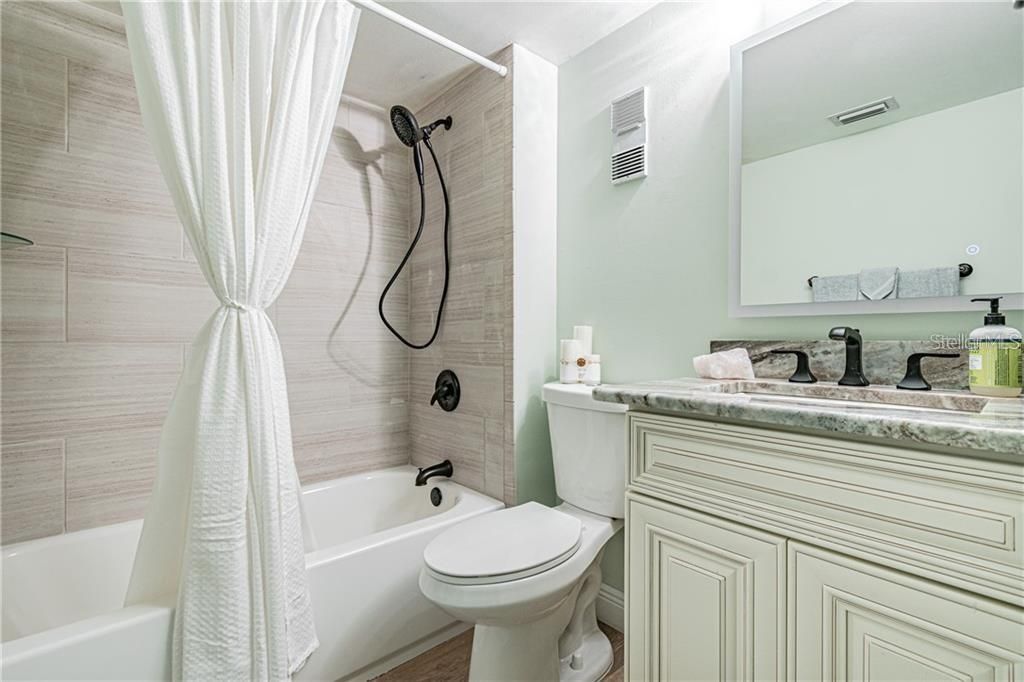 For Rent: $1,900 (2 beds, 1 baths, 818 Square Feet)