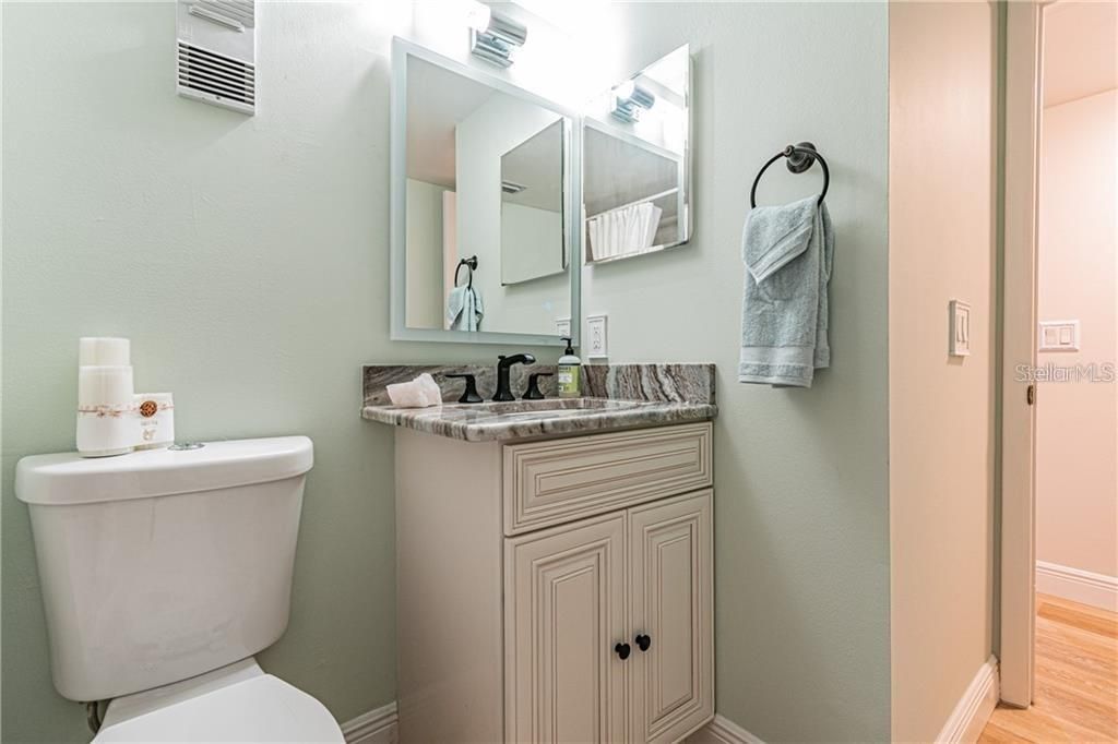 For Rent: $1,900 (2 beds, 1 baths, 818 Square Feet)