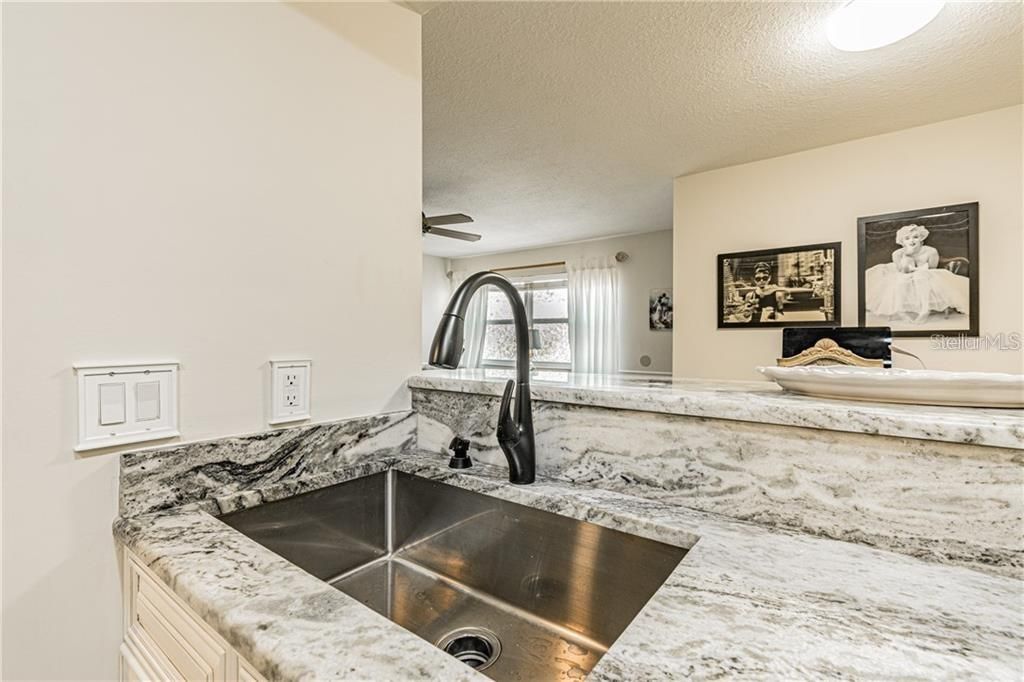 For Rent: $1,900 (2 beds, 1 baths, 818 Square Feet)