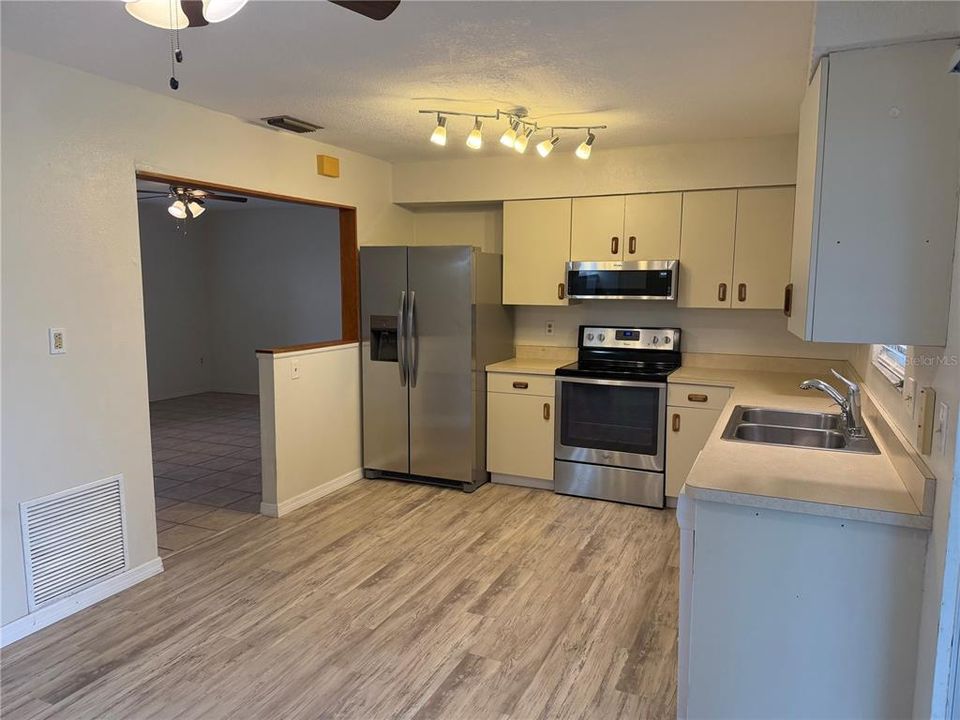 For Rent: $2,000 (2 beds, 2 baths, 1018 Square Feet)