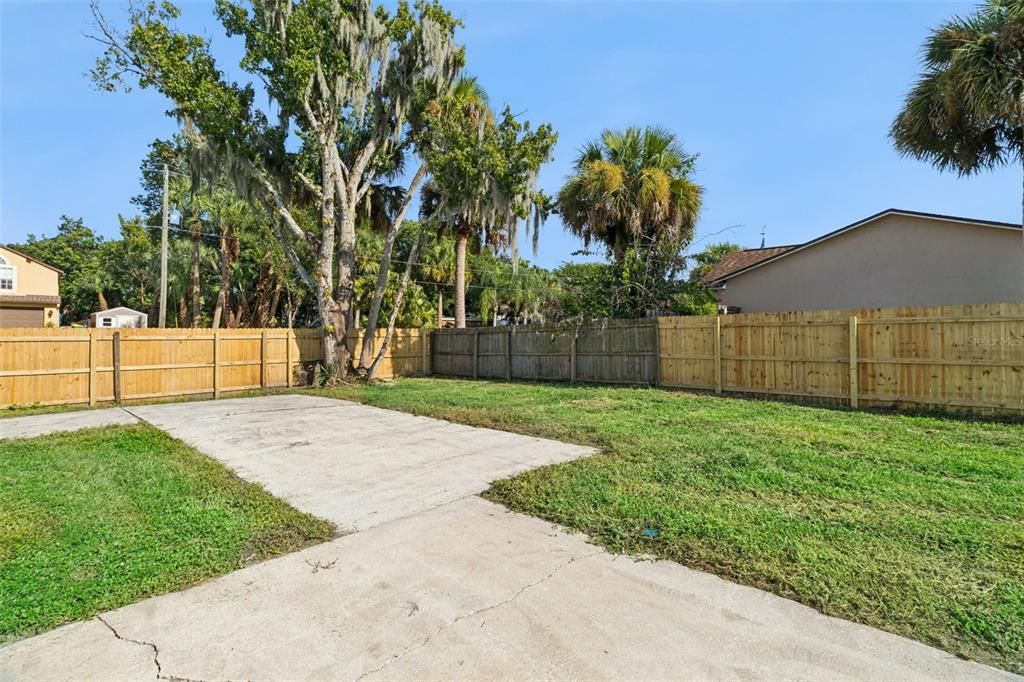 For Sale: $300,000 (3 beds, 2 baths, 1068 Square Feet)