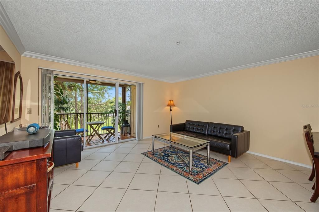 For Sale: $159,900 (1 beds, 1 baths, 721 Square Feet)