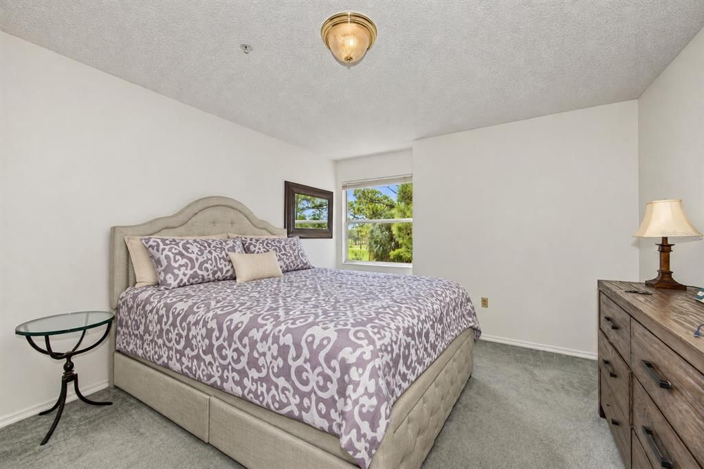 For Sale: $159,900 (1 beds, 1 baths, 721 Square Feet)