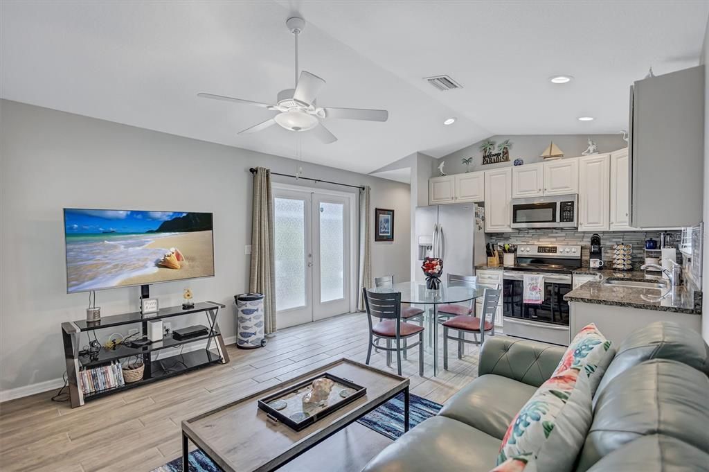 На продажу: $279,900 (2 спален, 2 ванн, 735 Квадратных фут)