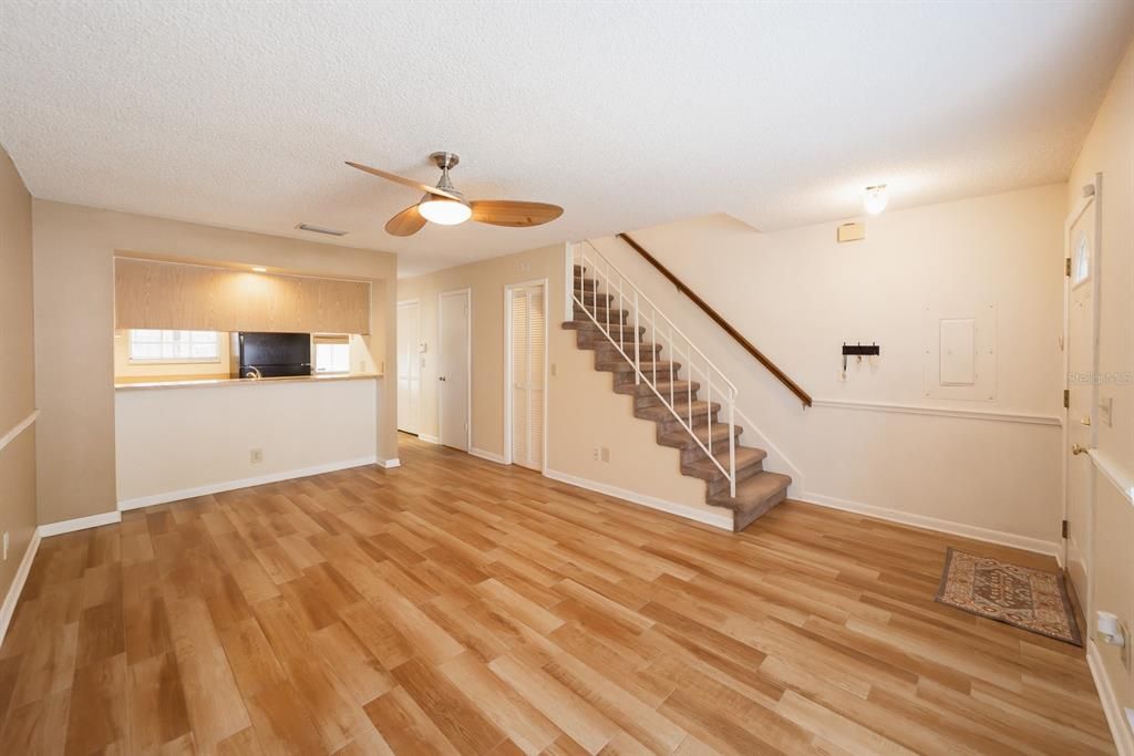 For Sale: $167,500 (2 beds, 1 baths, 896 Square Feet)