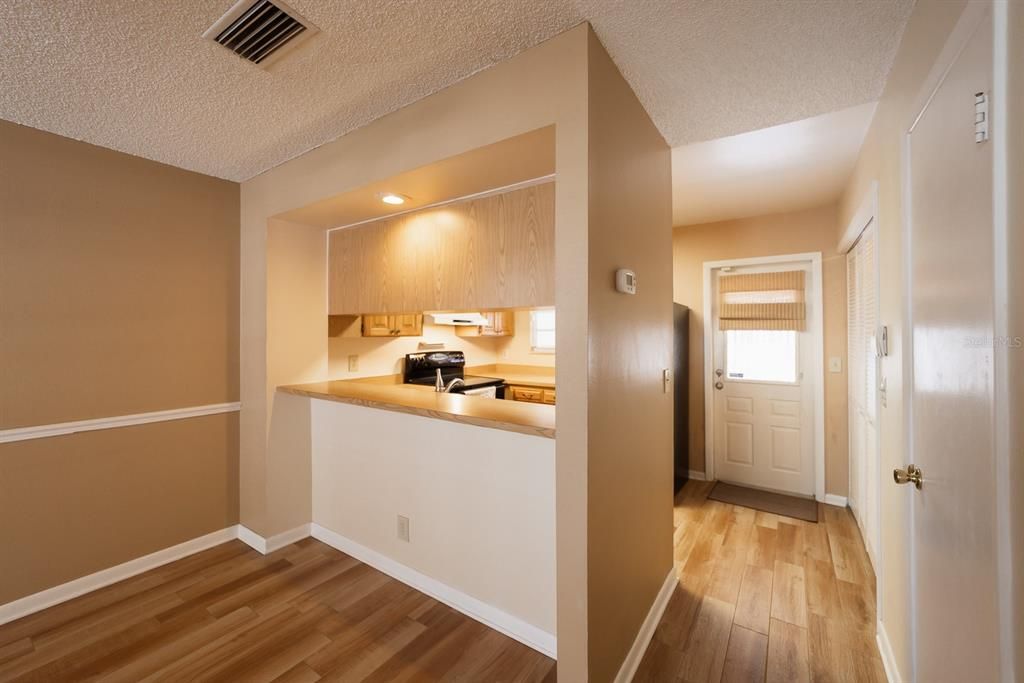 For Sale: $167,500 (2 beds, 1 baths, 896 Square Feet)