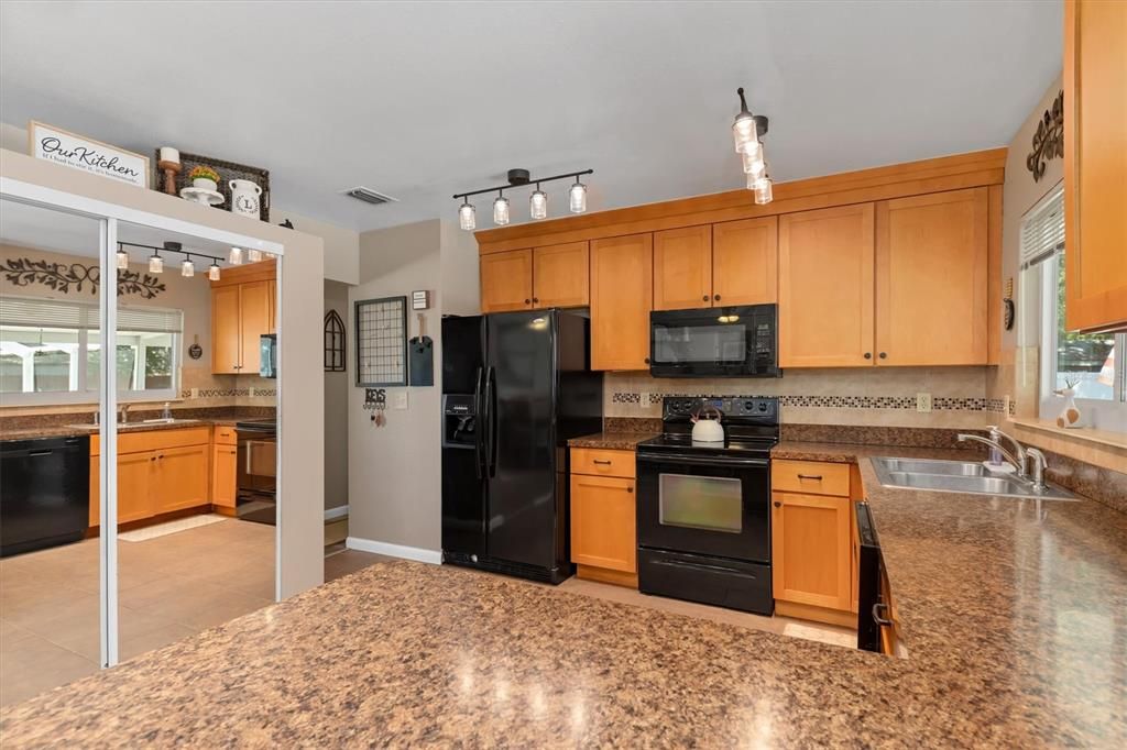 En Venta: $334,900 (4 camas, 3 baños, 1590 Pies cuadrados)