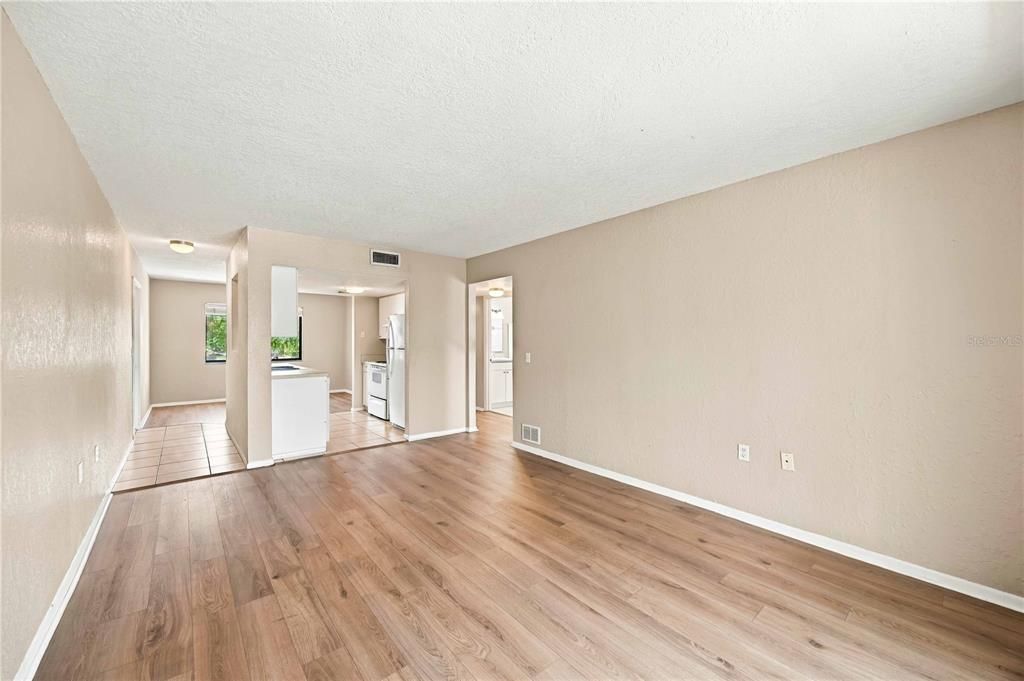 For Sale: $129,900 (2 beds, 1 baths, 960 Square Feet)