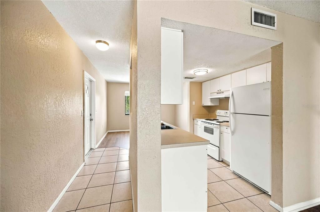 For Sale: $129,900 (2 beds, 1 baths, 960 Square Feet)