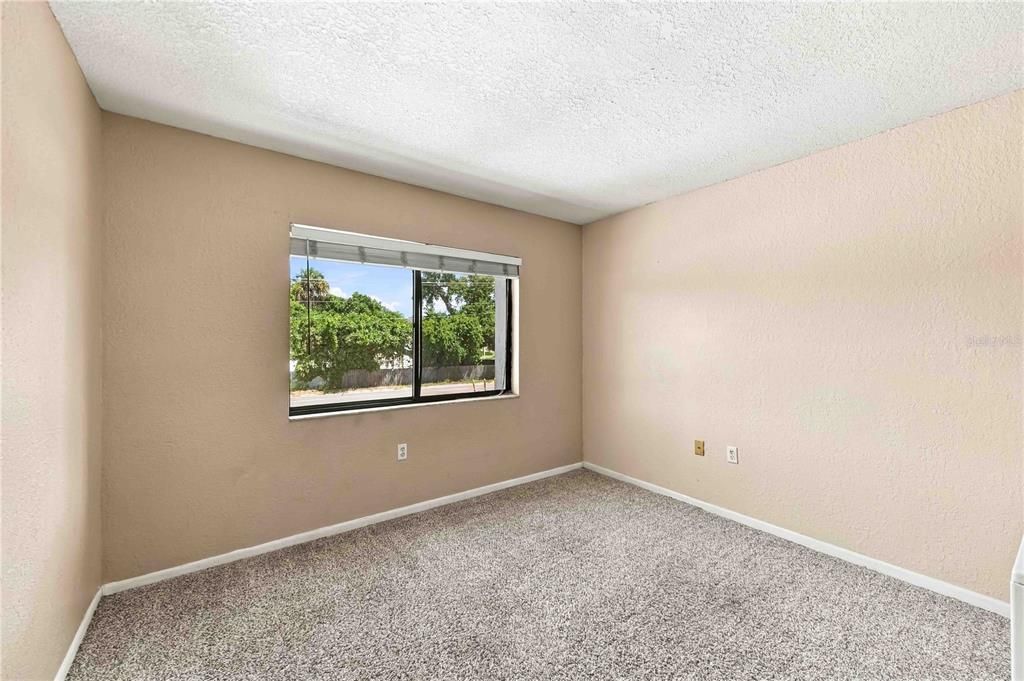 For Sale: $129,900 (2 beds, 1 baths, 960 Square Feet)