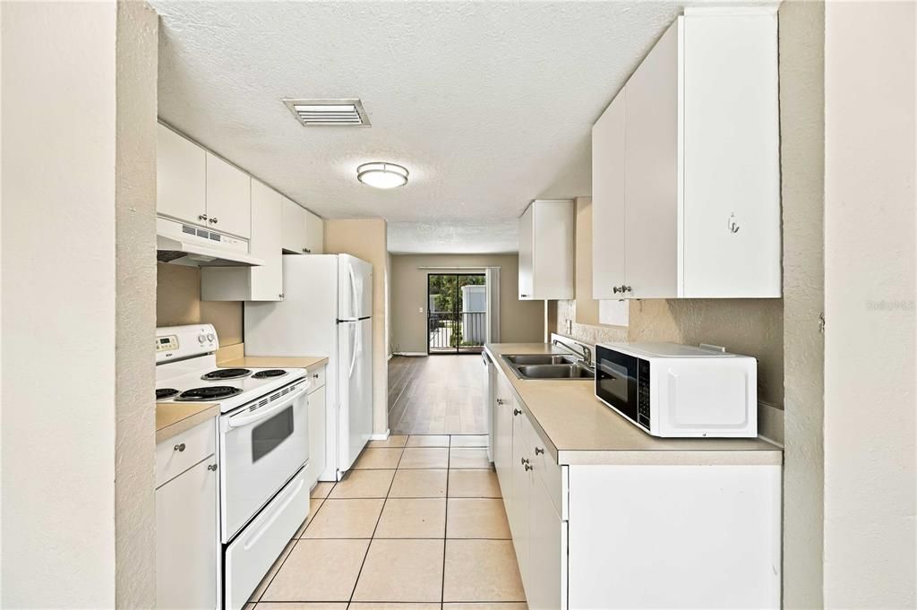 For Sale: $129,900 (2 beds, 1 baths, 960 Square Feet)