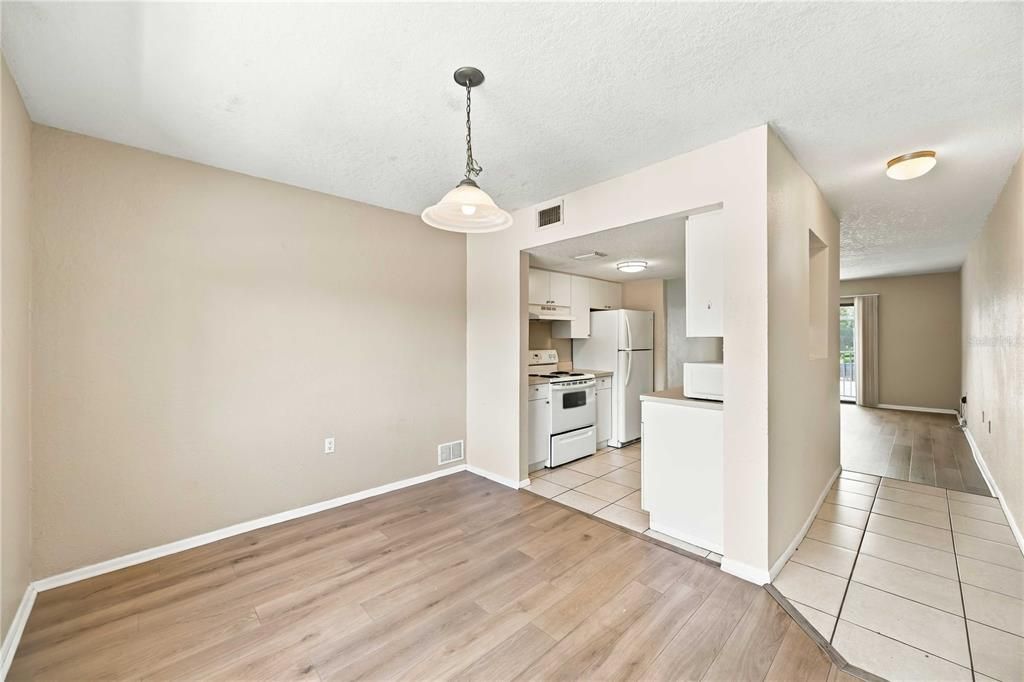 For Sale: $129,900 (2 beds, 1 baths, 960 Square Feet)