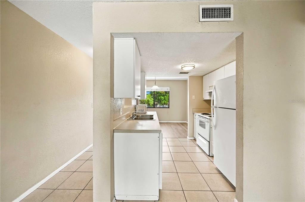 For Sale: $129,900 (2 beds, 1 baths, 960 Square Feet)