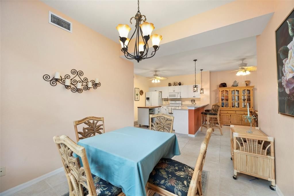 На продажу: $329,000 (3 спален, 2 ванн, 1596 Квадратных фут)