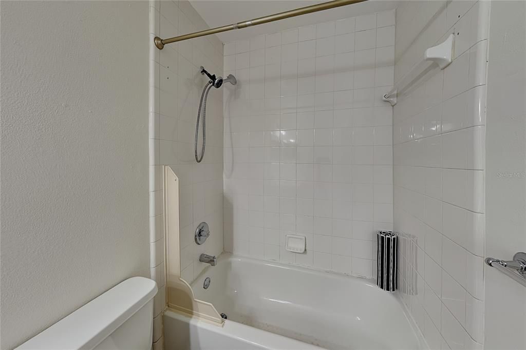 For Rent: $1,999 (3 beds, 2 baths, 1638 Square Feet)