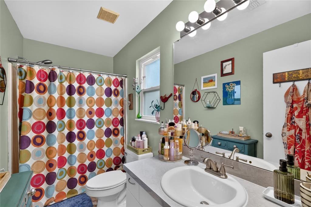 For Sale: $259,900 (2 beds, 2 baths, 1109 Square Feet)