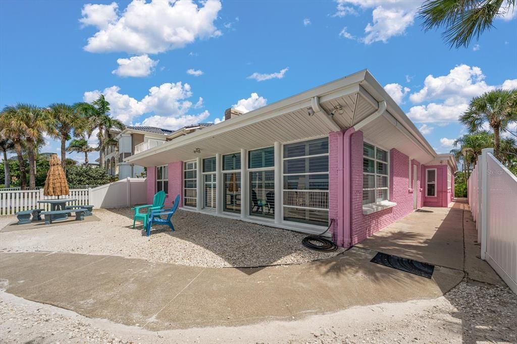 For Sale: $5,395,000 (5 beds, 4 baths, 3037 Square Feet)