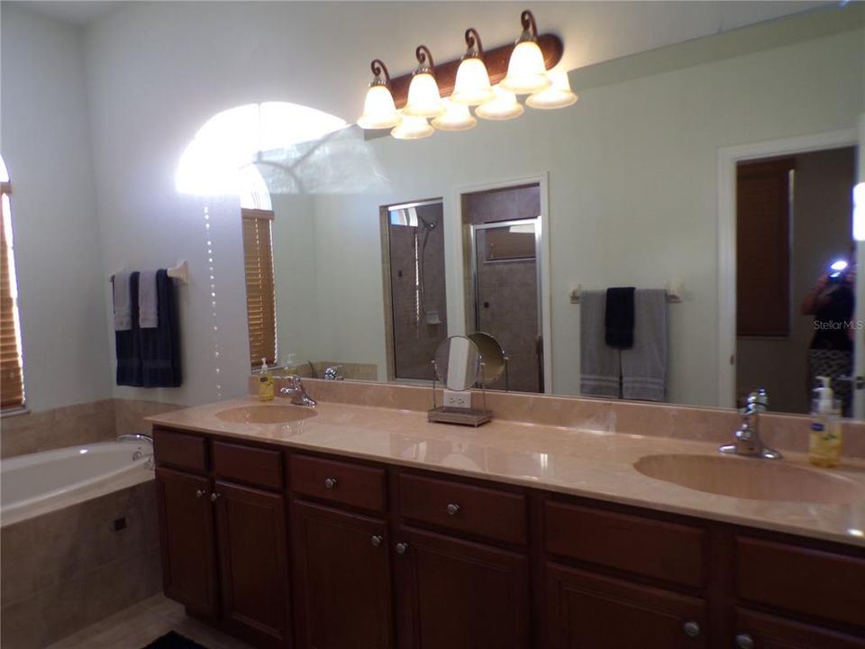 For Rent: $2,700 (3 beds, 2 baths, 2101 Square Feet)