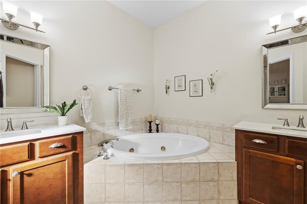 For Sale: $487,000 (2 beds, 2 baths, 1886 Square Feet)