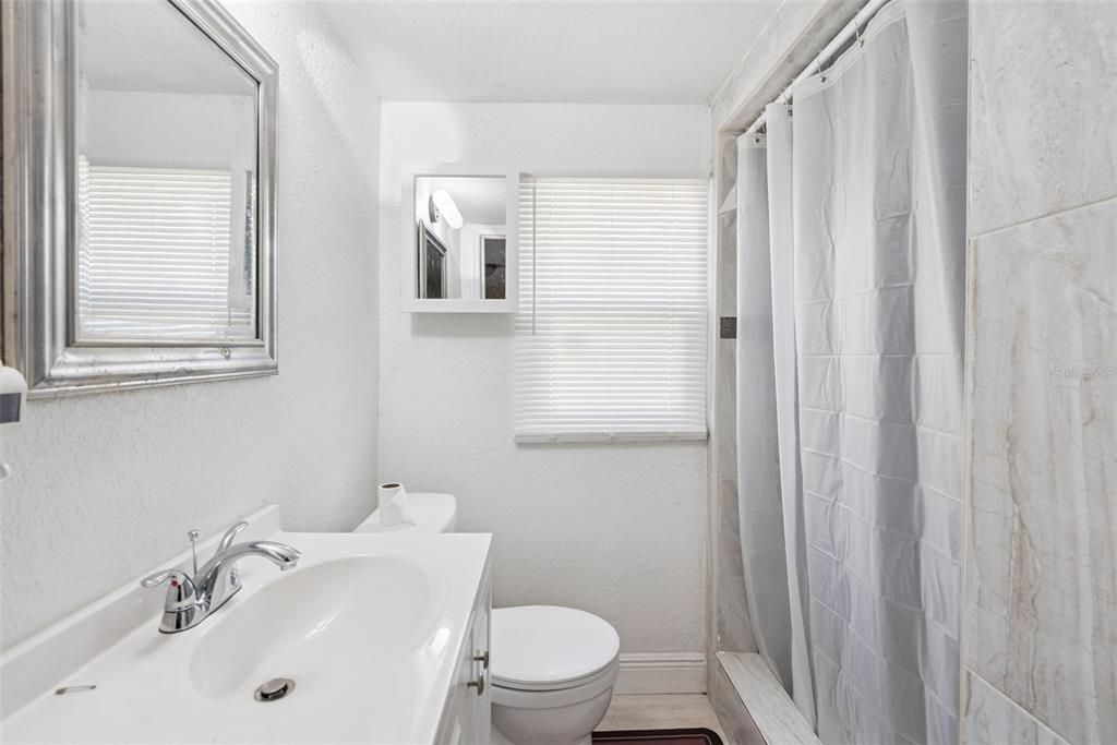 待售: $350,000 (6 贝兹, 0 浴室, 1650 平方英尺)
