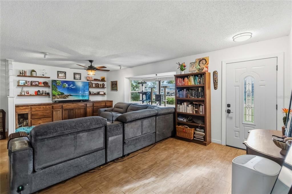 На продажу: $329,800 (3 спален, 2 ванн, 1735 Квадратных фут)