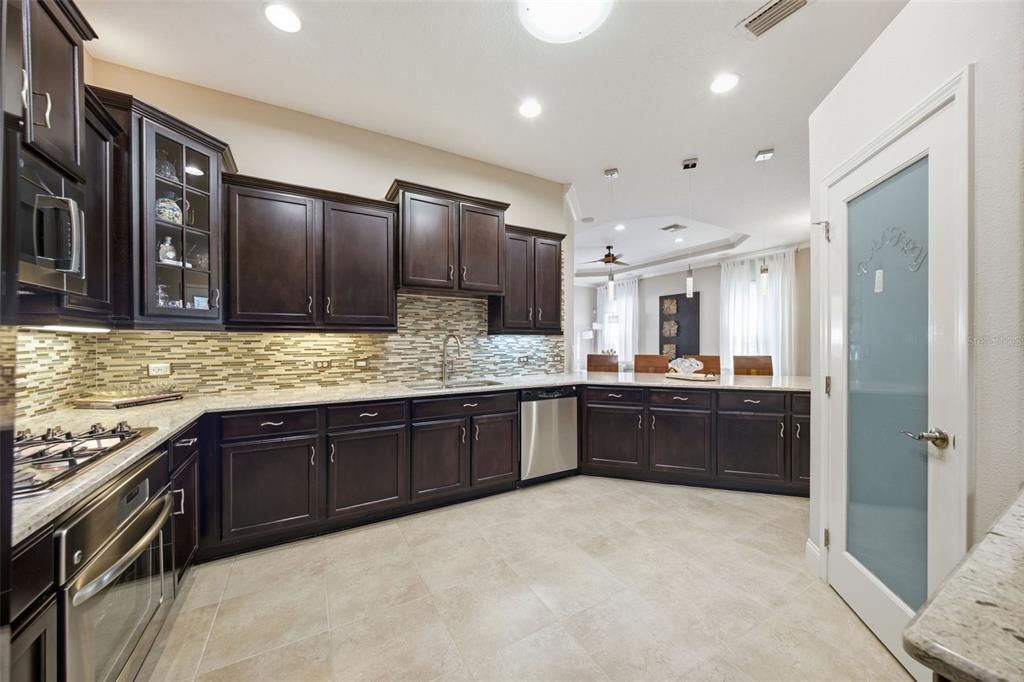 For Sale: $425,000 (3 beds, 2 baths, 1689 Square Feet)