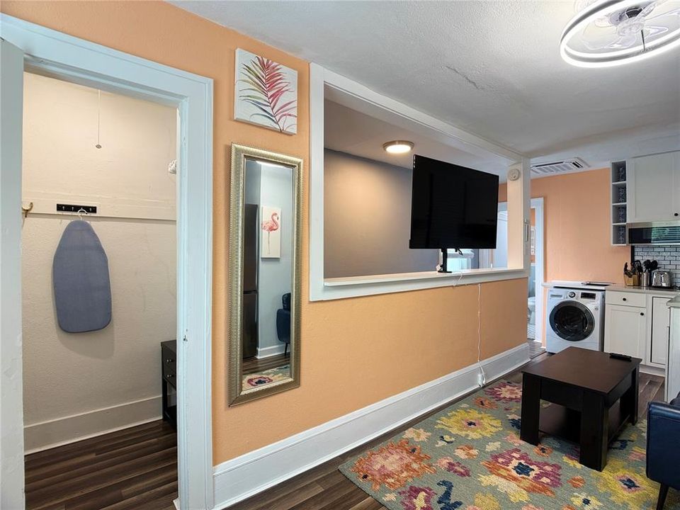 В аренду: $1,199 (0 спален, 1 ванн, 350 Квадратных фут)