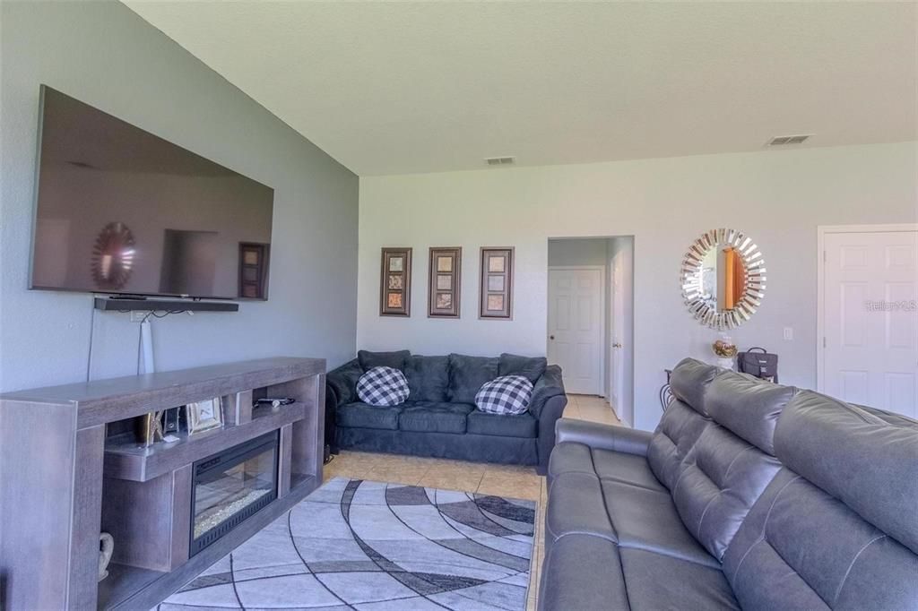 For Rent: $2,400 (4 beds, 2 baths, 2187 Square Feet)