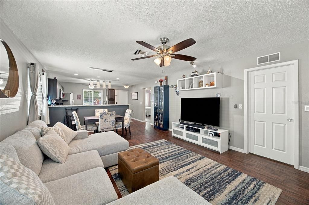 For Sale: $245,000 (2 beds, 2 baths, 1030 Square Feet)