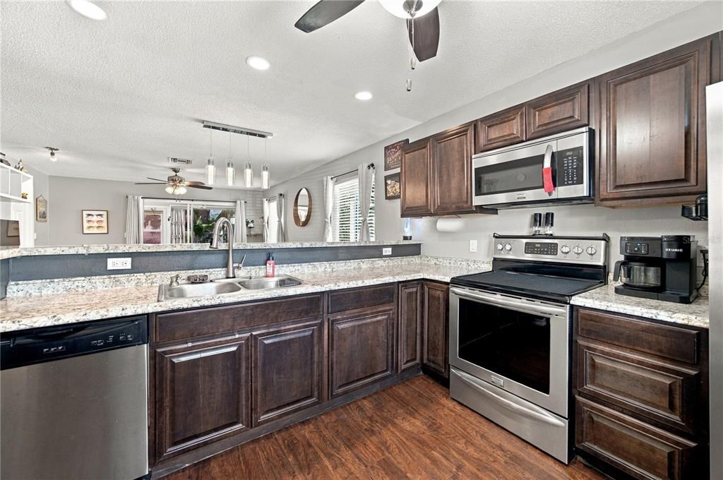 For Sale: $245,000 (2 beds, 2 baths, 1030 Square Feet)