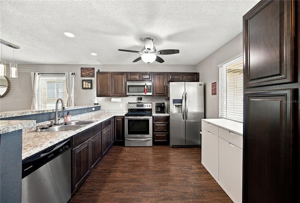 For Sale: $245,000 (2 beds, 2 baths, 1030 Square Feet)