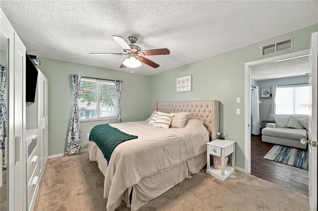 For Sale: $245,000 (2 beds, 2 baths, 1030 Square Feet)