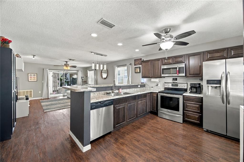 For Sale: $245,000 (2 beds, 2 baths, 1030 Square Feet)