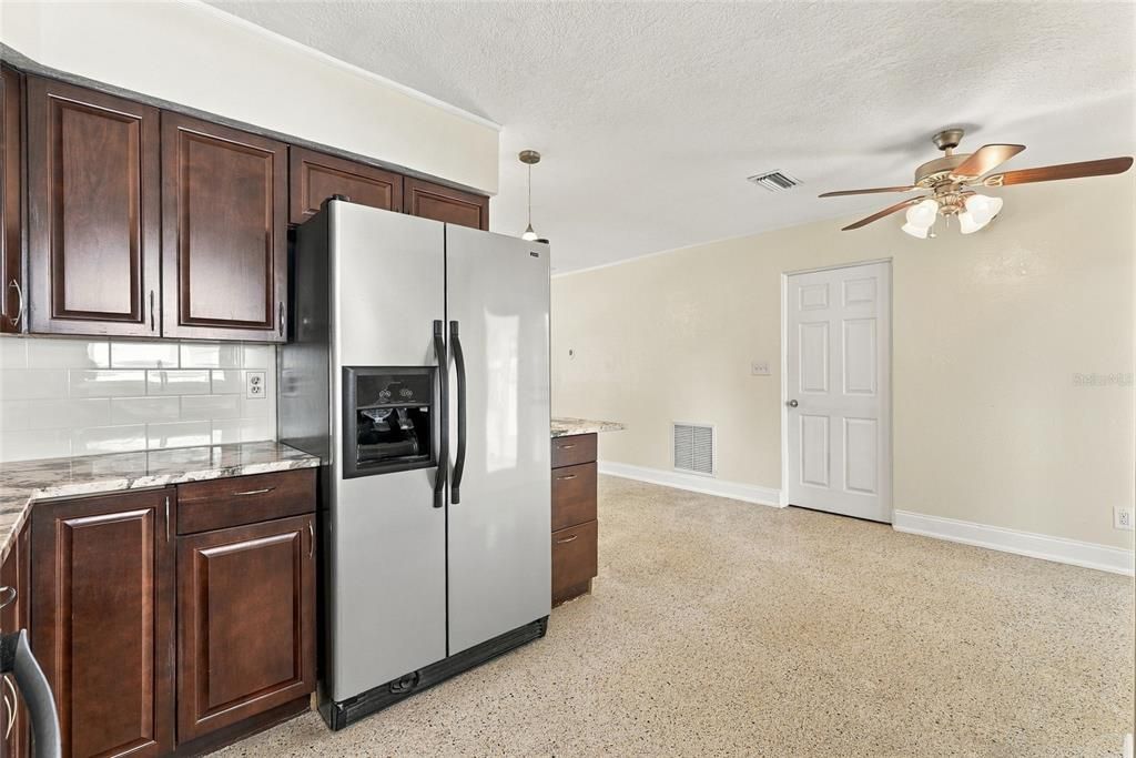 For Sale: $369,000 (2 beds, 1 baths, 850 Square Feet)