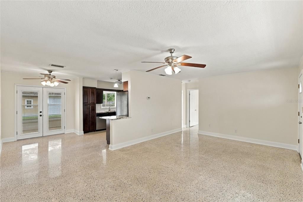 For Sale: $369,000 (2 beds, 1 baths, 850 Square Feet)
