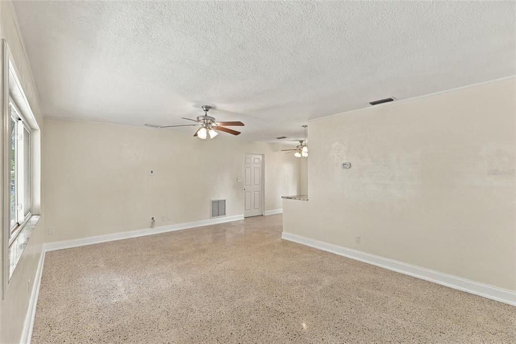 For Sale: $369,000 (2 beds, 1 baths, 850 Square Feet)