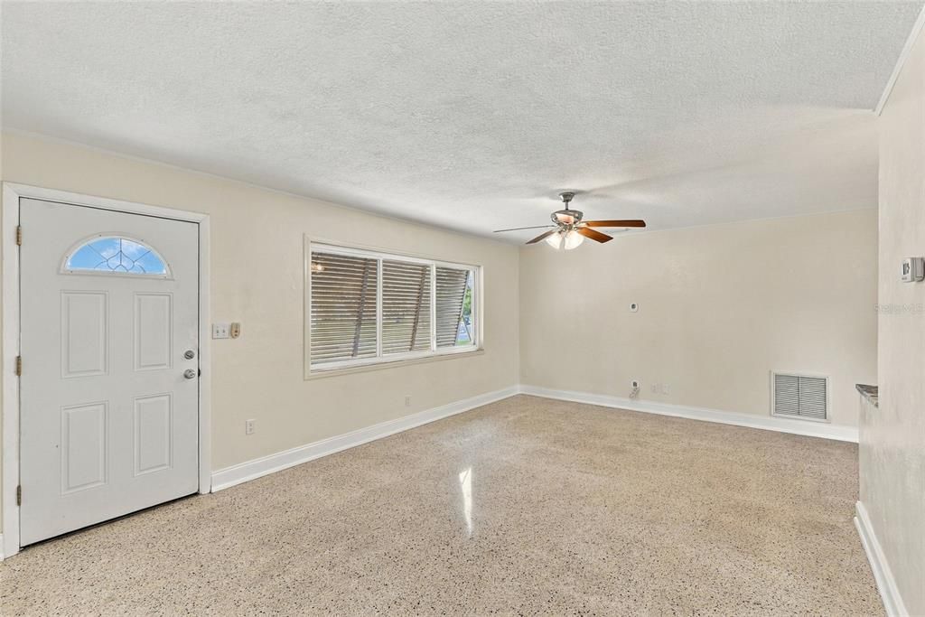 For Sale: $369,000 (2 beds, 1 baths, 850 Square Feet)