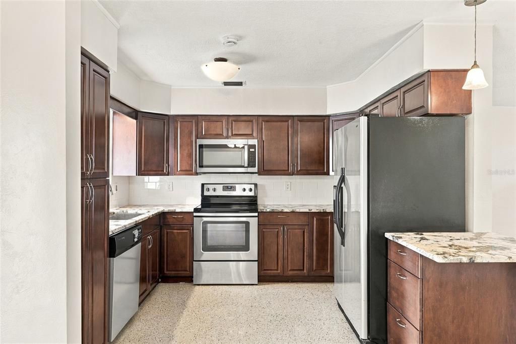 For Sale: $369,000 (2 beds, 1 baths, 850 Square Feet)