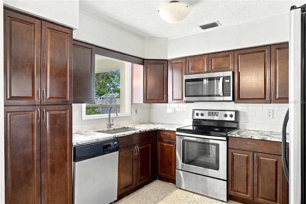 For Sale: $369,000 (2 beds, 1 baths, 850 Square Feet)