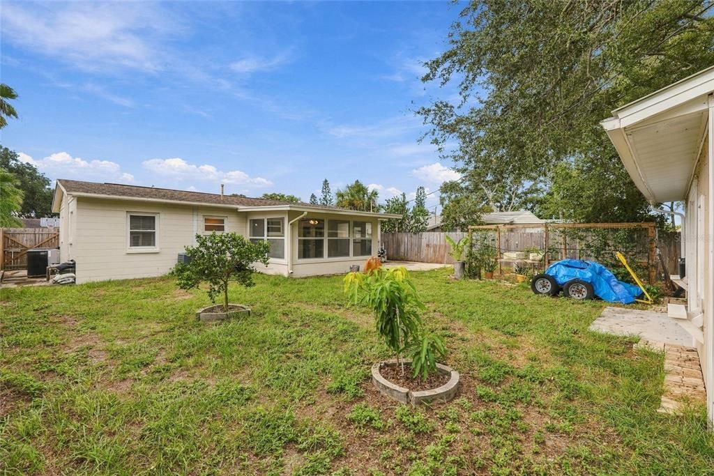 For Sale: $369,000 (2 beds, 1 baths, 850 Square Feet)