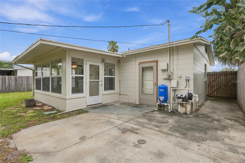 For Sale: $369,000 (2 beds, 1 baths, 850 Square Feet)