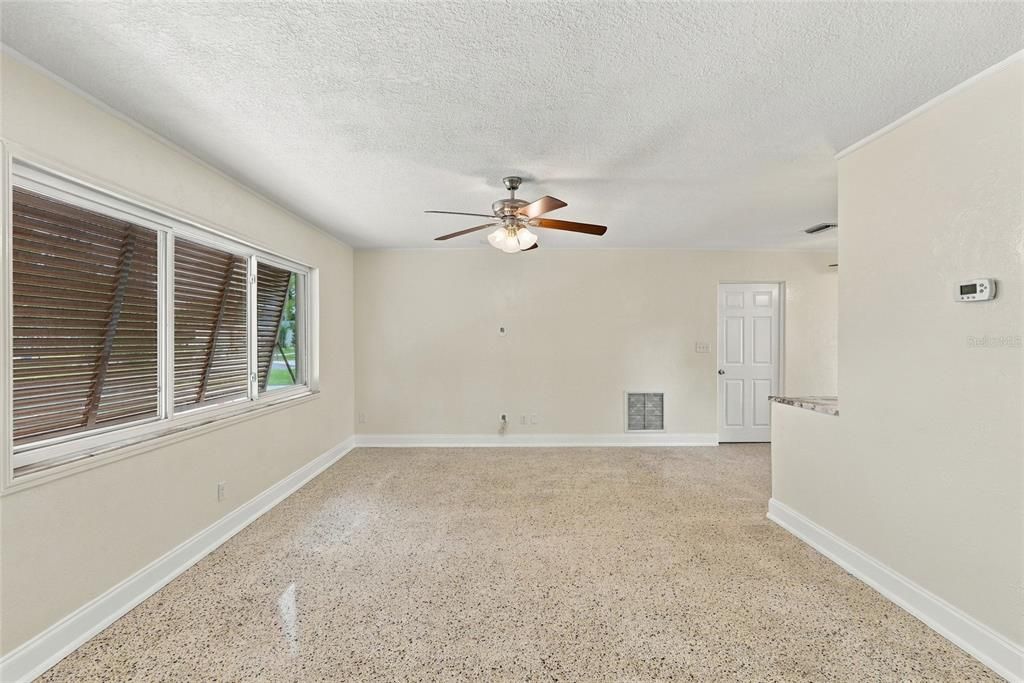 For Sale: $369,000 (2 beds, 1 baths, 850 Square Feet)