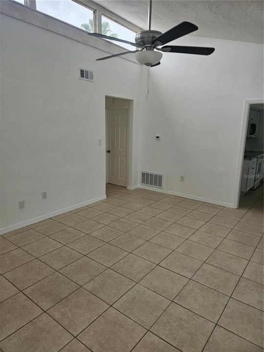 For Rent: $1,250 (1 beds, 1 baths, 798 Square Feet)
