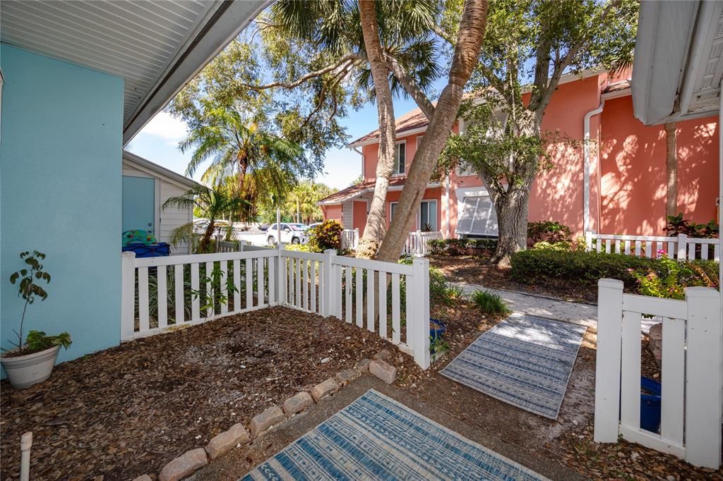 For Sale: $299,900 (2 beds, 2 baths, 1280 Square Feet)