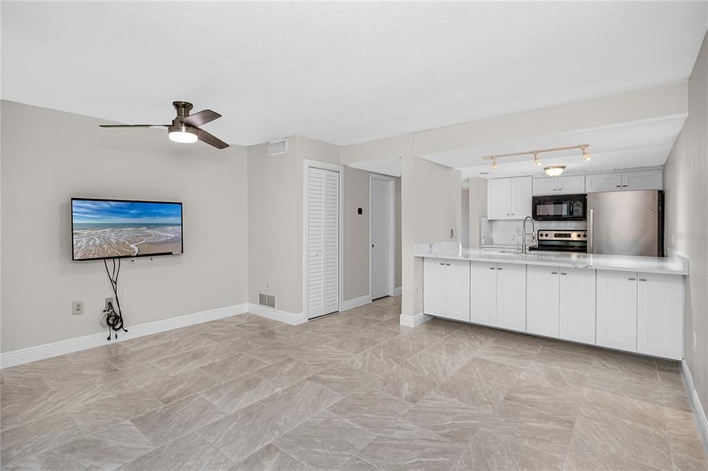 For Sale: $299,900 (2 beds, 2 baths, 1280 Square Feet)