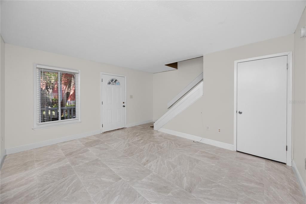 For Sale: $299,900 (2 beds, 2 baths, 1280 Square Feet)