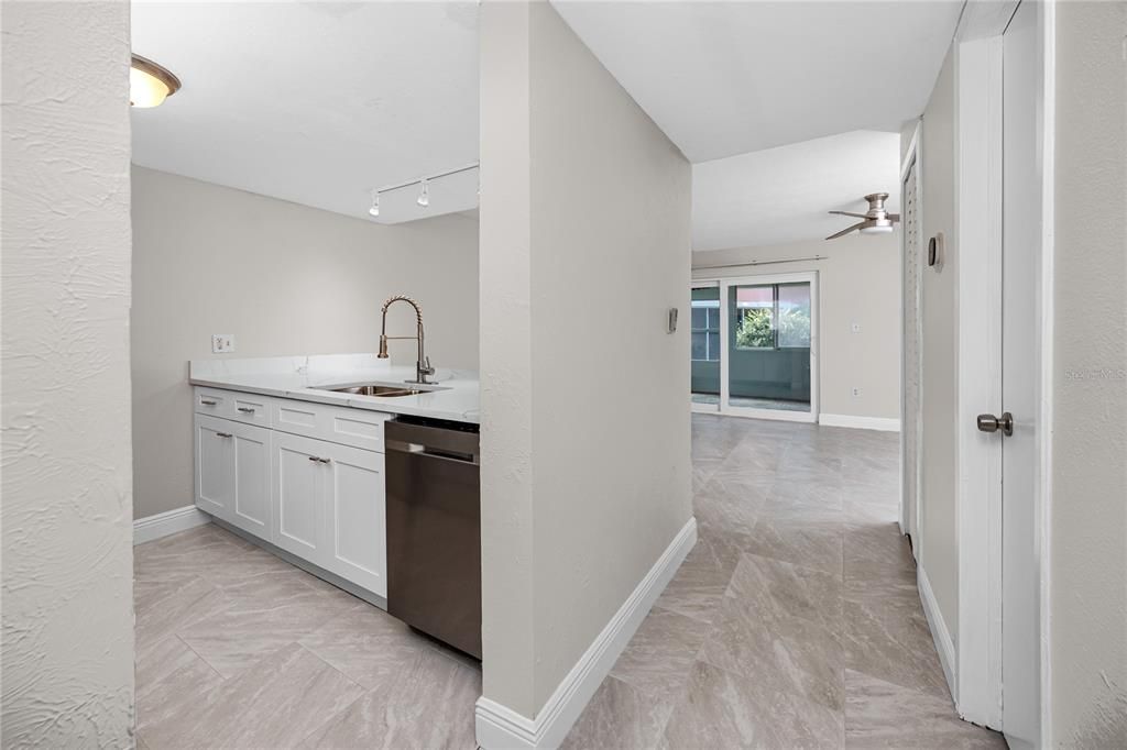 For Sale: $299,900 (2 beds, 2 baths, 1280 Square Feet)