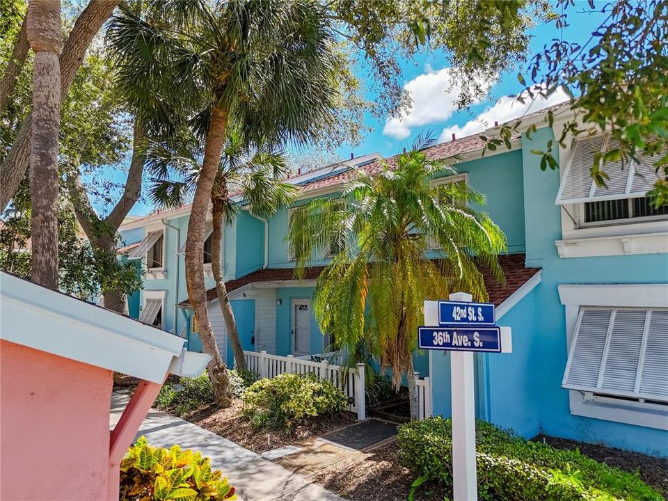 For Sale: $299,900 (2 beds, 2 baths, 1280 Square Feet)