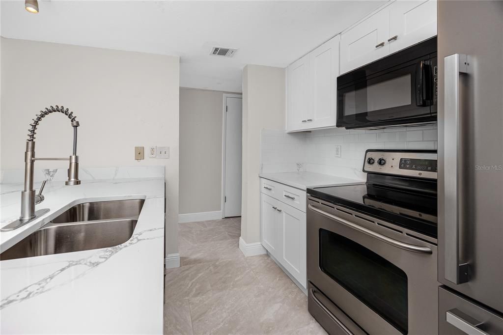 For Sale: $299,900 (2 beds, 2 baths, 1280 Square Feet)